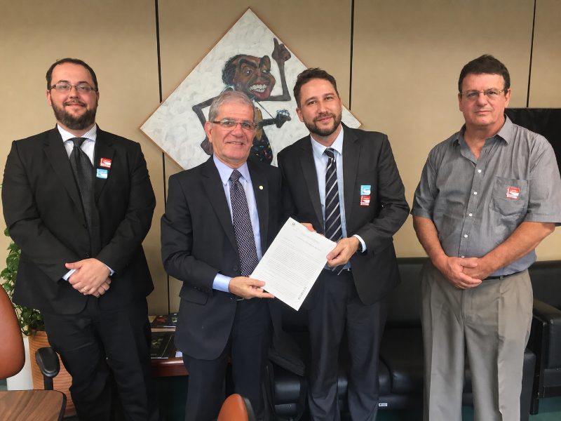 Entrega de documento na Câmara dos Deputados