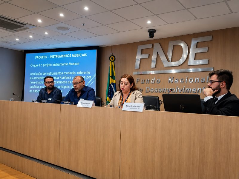 Reunião no FNDE sobre instrumentos musicais nas escolas